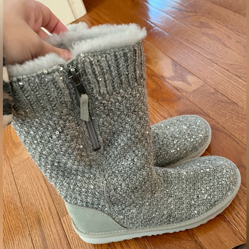 EUC UGG Kid Sequin Knit Boot Gray! Big Kid 5/Women’s size 7!
